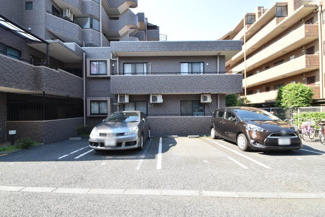 【駐車場】 | マンションの駐車場スペース。空きの有無や駐車料金、サイズ規定などについては、改めてお問い合わせください。～即日のご見学可能～　お問合せはお気軽にどうぞ。