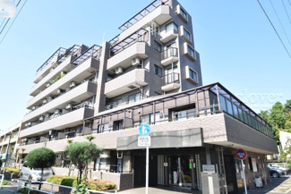 【外観】 | 青空によく映える建物です。手入れの行き届いた外壁やマンション正面エントランスなど、綺麗な姿をぜひ一度、現地にてご覧ください。～即日のご見学可能～　お問合せはお気軽にどうぞ。