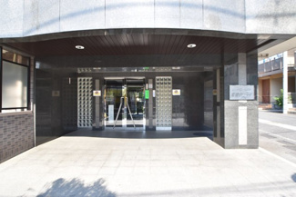 【エントランス】 | オートロックを備えた、マンションのエントランス。やはりセキュリティの観点は欠かすことができません。皆様を“安全”に送り出し、出迎えてくれます。～即日のご見学可能～　お問合せはお気軽にどうぞ。