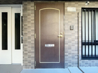 【その他共用部分】 | 皆様をお迎えする、お部屋の玄関ドア。開けやすさや開放角度、ドアノブの操作しやすさや鍵の形状などを、現地で一度ご確認ください。～即日のご見学可能～　お問合せはお気軽にどうぞ。