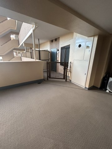 3LDK+WIC 南東向き　駅徒歩約15分のその他共用部分|玄関前の共有スペース　隣の玄関は見えません。