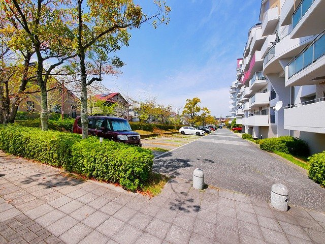 ローレルスクエア木津川台第１期１番館の駐車場|駐車場に車を止められます