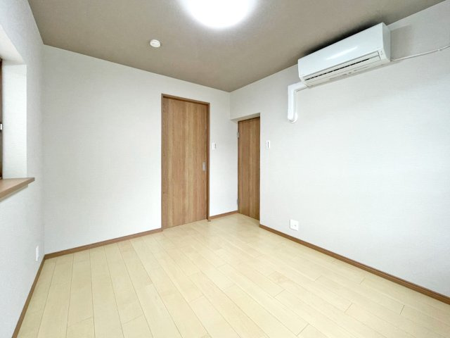 横尾2団地87号棟の洋室|約5.5帖。たっぷりと収納できるウォークインクローゼット付きです。エアコン付きです。