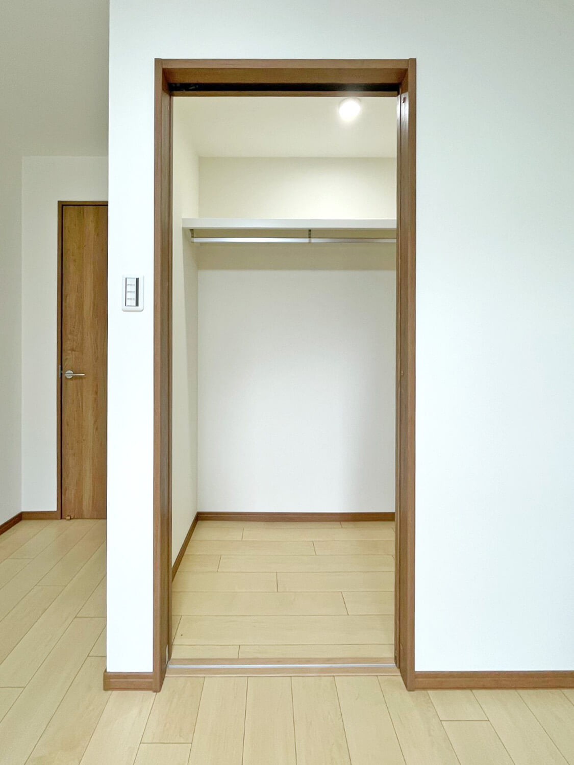 横尾2団地87号棟の収納|洋室約5.6帖ウォークインクローゼットです。