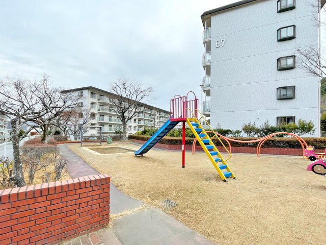 横尾2団地87号棟のその他|敷地内公園です