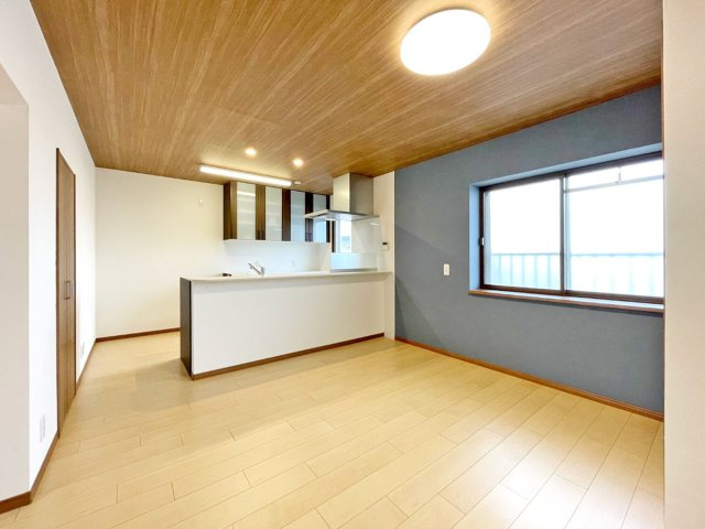 横尾2団地87号棟のキッチン|約12.4帖、全窓内窓付きです。