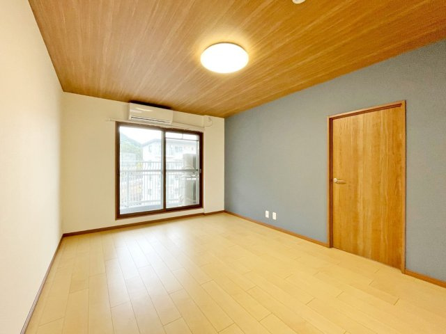 横尾2団地87号棟の居間・リビング|約8.7帖、陽当たり良好です。