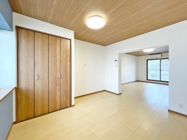 横尾2団地87号棟の居間・リビング|収納あり。