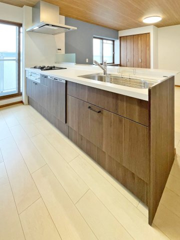 横尾2団地87号棟のキッチン|対面式キッチンです。キッチンからバルコニーに出れます。ゴミ捨て等に便利です。