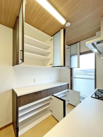 横尾2団地87号棟のキッチン|キッチン後ろカップボード設置済みです。