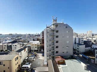 【展望】 | 眼前に広がる空の雄大さと、このお部屋の自慢の一つである「眺望」をご覧ください。毎日、この景色を独り占めできる新生活に夢が広がります。～即日のご見学可能～　お問合せはお気軽にどうぞ。