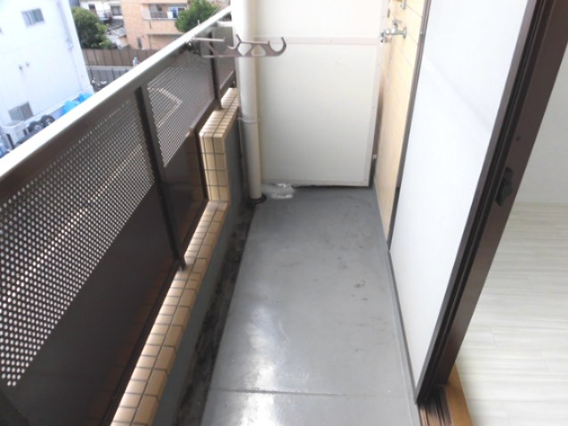広々とした清潔感のあるバルコニーです。