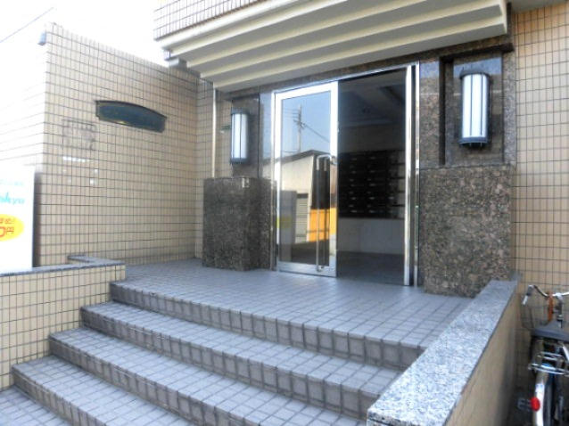 外観にマッチしたエントランスです