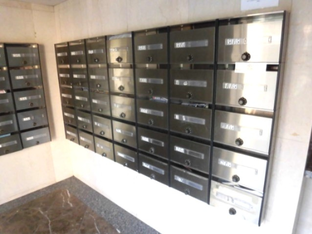 ダイヤル付きのポストです