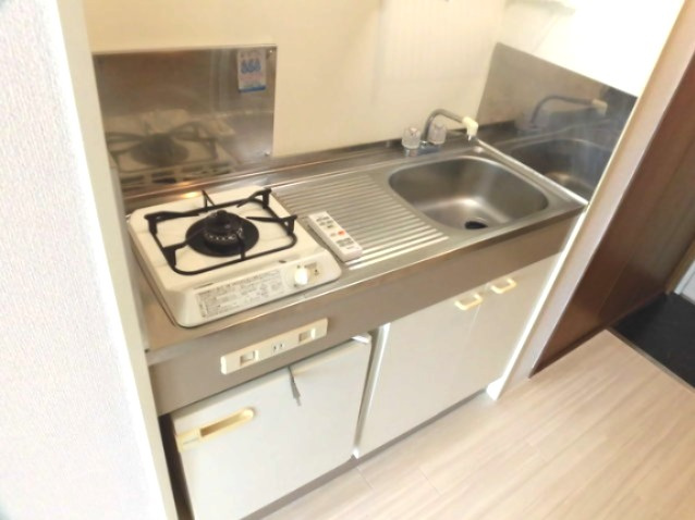 清潔感のある広々としたキッチンです。