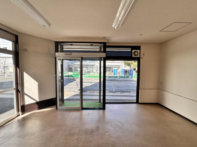 土方店舗（定期借家契約物件）の玄関