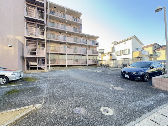 アルシュM の駐車場