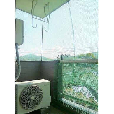 ファミール千本杉のバルコニー|外からの目が気にならないバルコニーで洗濯物が干せます
