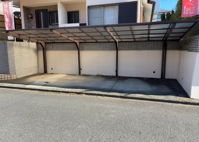 【外観】 | 土地の形が極端に長細かったり、狭小地、あるいは道路との高低差がある傾斜地だった場合、後々売ろうとしても買い手がつかない場合もあります。後々、売却することになった時に価値の下がらない土地を選びましょう。