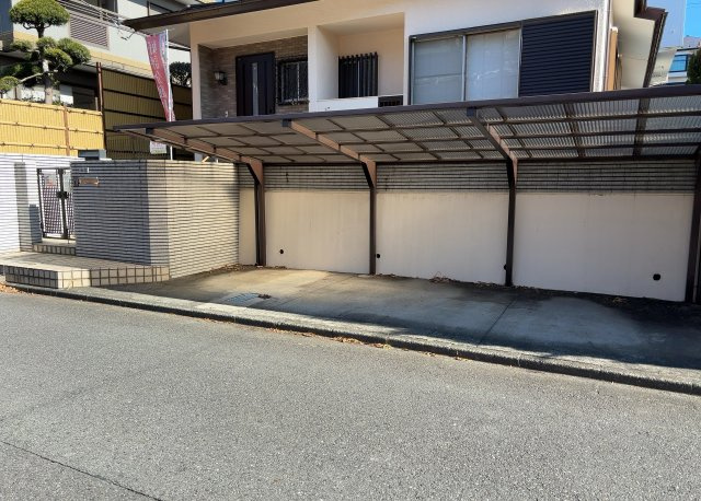 【外観】 | 家を建てる場合、方位は要チェックです。現実的に日当たりのよい家ならばリビングは南側、建築基準法でも北側に当たる家への配慮は求められています。土地を見学に行く際は、方位磁針を持って行くようにしましょう。