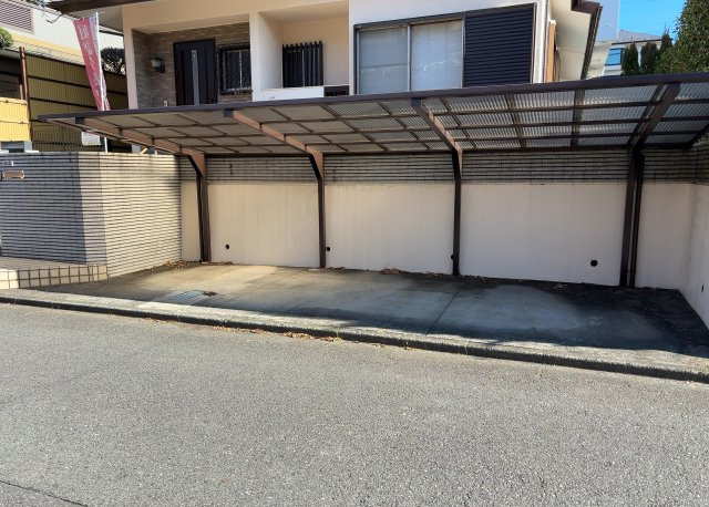 【外観】 | 土地を買う際、住む地域の自治体や福祉の補助制度にも注目してみましょう。子供や老人の医療補助やゴミ出しのルールなど、自治体によってルールに大きな違いがあるため、暮らしやすい土地で判断するとよいでしょう。