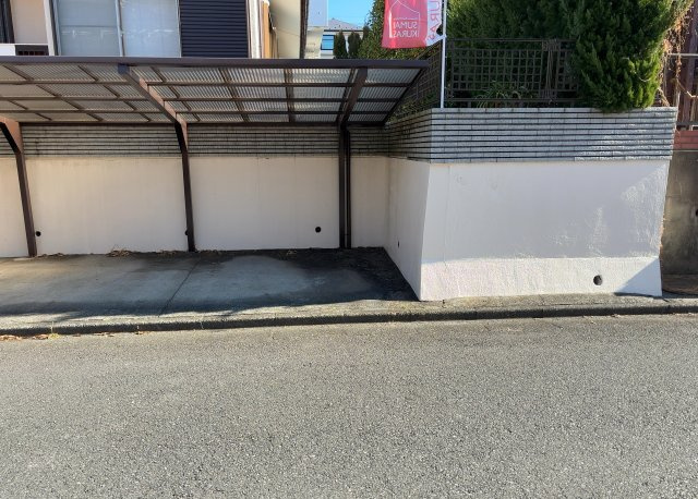 【外観】 | 土地の前の道路に消火栓が設置されていることがあります。この場合、道路交通法第45条第1項により、駐車禁止の場所が指定されています。そのため、車庫などの駐車スペースをつくることができない場合があります。