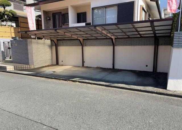 【外観】 | 隣家の土地はどうなっているのか、生活利便施設が近くにあるのか、学校まで近いかなど、お客様のライフスタイルにあわせたイメージが重要です。また、近くにあると困る施設が近くにないかも確認するといいでしょう。