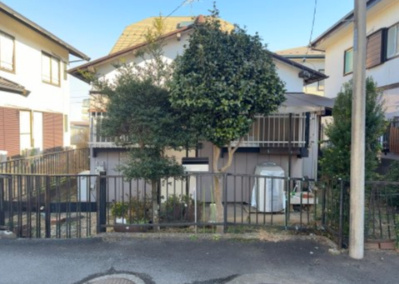 【外観】 | 現地に行くなら、物件の周囲の地形がどうなっているかを見ることも大切です。周辺より低くなっている土地では、大雨などで水が集まりやすいため、地盤が弱くなっているということも考えられるため、注意が必要です。