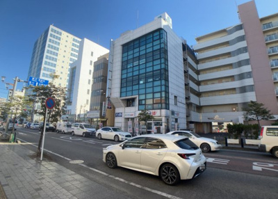 【外観】 | シーアイビル | 家を建てる場合、方位は要チェックです。現実的に日当たりのよい家ならばリビングは南側、建築基準法でも北側に当たる家への配慮は求められています。土地を見学に行く際は、方位磁針を持って行くようにしましょう。