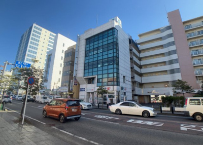 【外観】 | シーアイビル | 土地を買う際、住む地域の自治体や福祉の補助制度にも注目してみましょう。子供や老人の医療補助やゴミ出しのルールなど、自治体によってルールに大きな違いがあるため、暮らしやすい土地で判断するとよいでしょう。