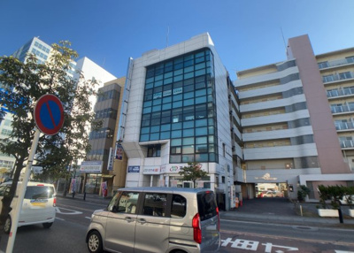 【外観】 | シーアイビル | 現地に行くなら、物件の周囲の地形がどうなっているかを見ることも大切です。周辺より低くなっている土地では、大雨などで水が集まりやすいため、地盤が弱くなっているということも考えられるため、注意が必要です。