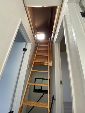 枚方市池之宮２丁目　中古戸建の内装|屋根裏収納へ続く階段です。