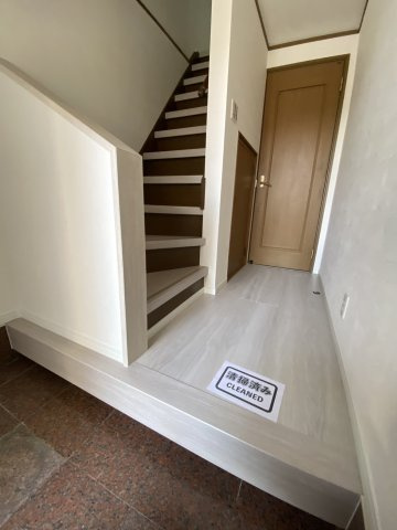 枚方市池之宮２丁目　中古戸建の玄関|ゆとりのある玄関です