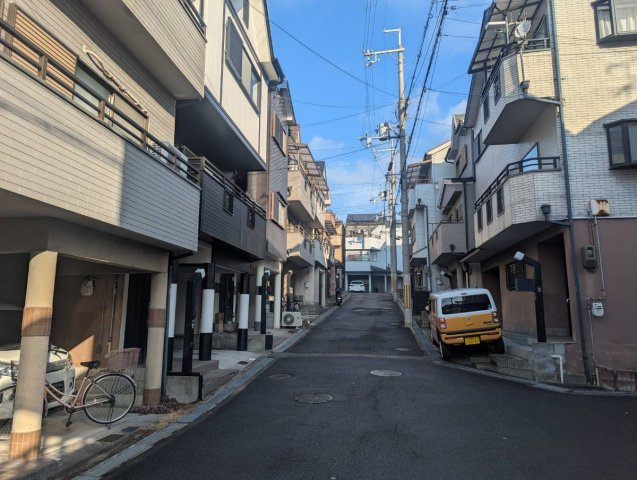 枚方市池之宮２丁目　中古戸建の前面道路含む現地写真|■車通りの少ない道で安全です♪