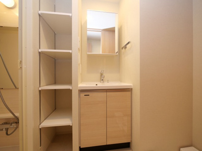 【独立洗面台】 | リビオメゾン新大阪 | 独立洗面台、小物を置くことができて便利です