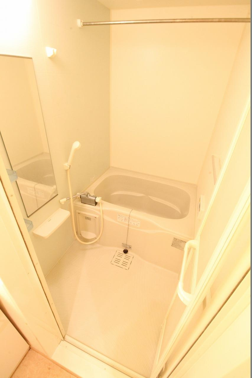 Jコート明石駅前の浴室|※お部屋により仕様が異なる場合があります。