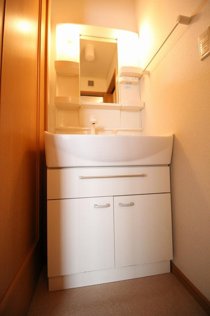 ウエストフィール参号館の洗面所|※お部屋により仕様が異なる場合があります。