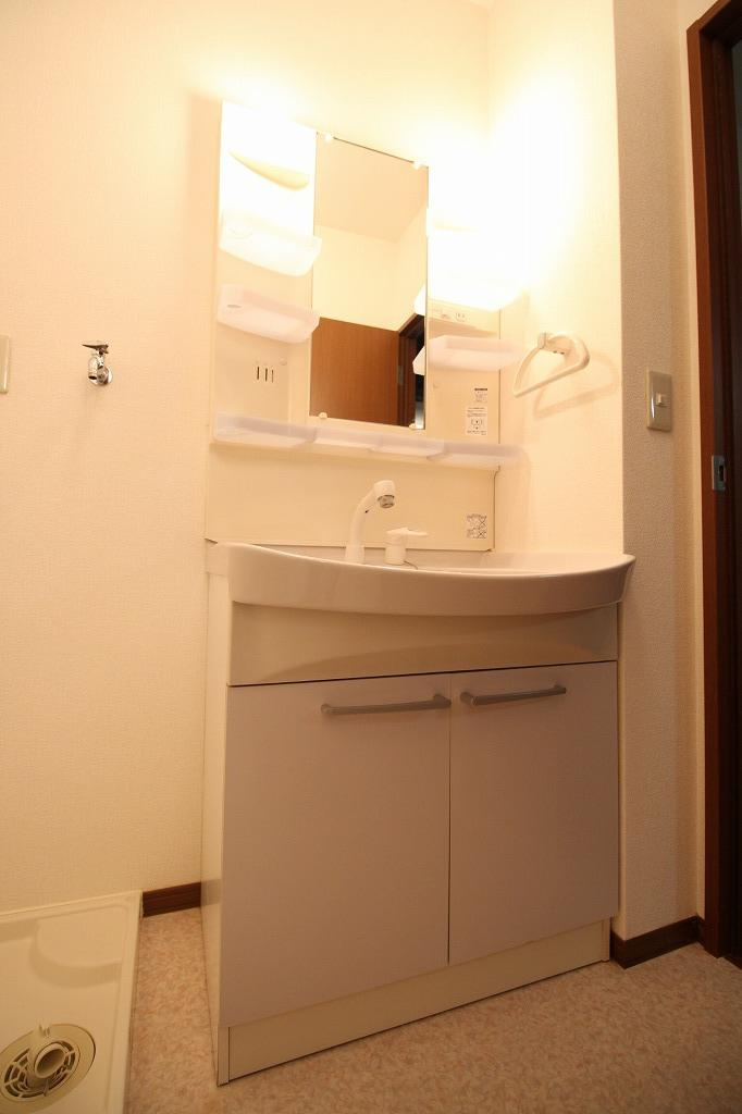 エスペランサ二見　A棟の洗面所|※お部屋により仕様が異なる可能性があります。