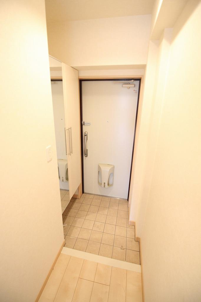 クイーンズコートFの玄関|※お部屋により仕様が異なる場合があります。