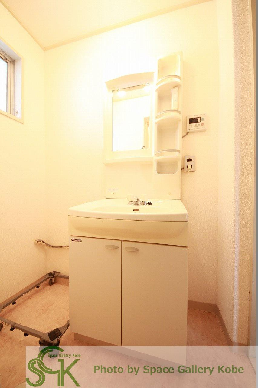 コーポはだの洗面所|※お部屋により仕様が異なる場合があります。