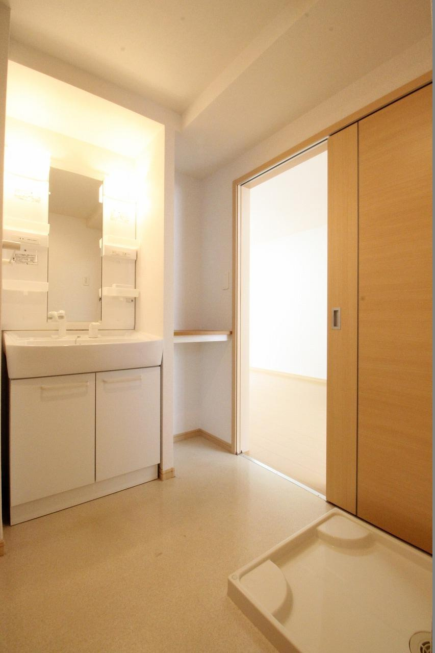サニーガーデンの洗面所|※お部屋により仕様が異なる場合があります。