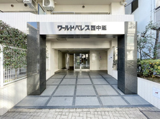 【エントランス】 | オートロックを備えた、マンションのエントランス。やはりセキュリティの観点は欠かすことができません。皆様を“安全”に送り出し、出迎えてくれます。～即日のご見学可能～　お問合せはお気軽にどうぞ。