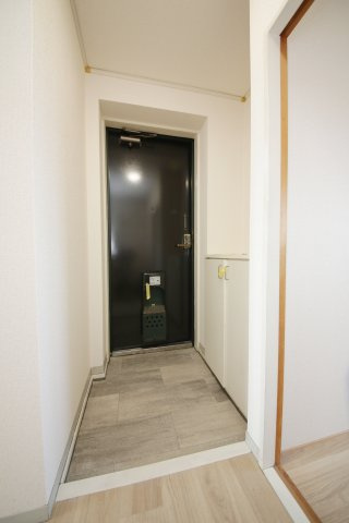 Maison Hollyの玄関|別部屋同間取りのお写真となります。参考にご覧くださいませ。
