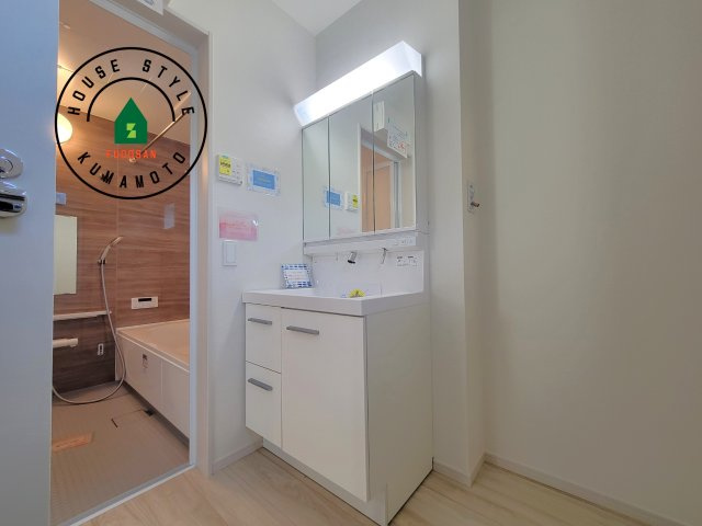 熊本市中央区出水5丁目第2-2棟（2号棟）　の独立洗面台|毎日使うものだから清潔な空間を保ちたい水回り。洗面にはそんな願いを解消させてくれる収納アイデアが満載です。三面鏡の裏側にはキャビネットが現れ小物から背の高い物まで収納できます。