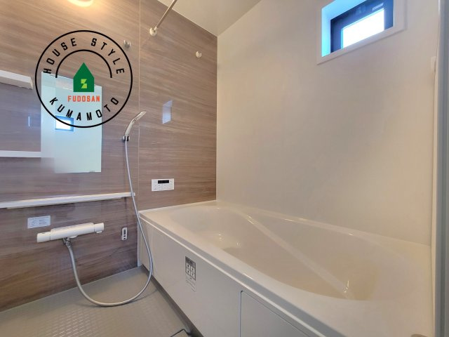 熊本市中央区出水5丁目第2-2棟（2号棟）　の浴室|1日の疲れを癒してくれる広々バスルーム。雨の日のお洗濯にも大活躍な浴室乾燥機付です！