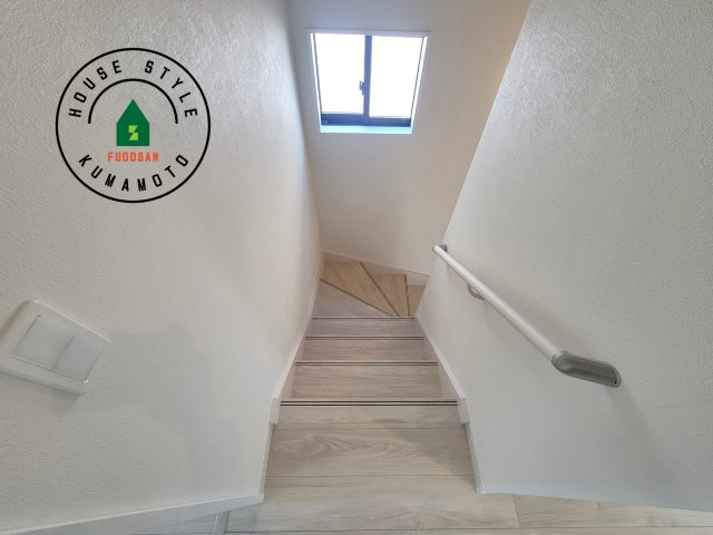 熊本市中央区出水5丁目第2-2棟（2号棟）　の内装|＜手すり付階段＞手すりがないと階段の昇り降りで危険なことはもちろん、壁に手をつきながら歩くことで壁紙が汚れやすくなります。すべての方に快適に昇り降りしていただくため、手すりを設置しました。