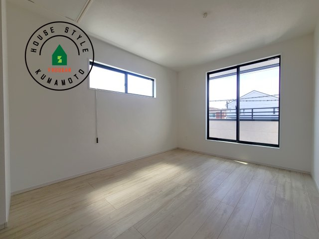 熊本市中央区出水5丁目第2-2棟（2号棟）　の寝室|主寝室には収納力に優れたクローゼットがありますので、お部屋もすっきり片付きます。