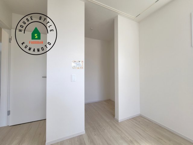 熊本市中央区出水5丁目第2-2棟（2号棟）　の収納|洋服や大きな荷物が多い方や人数の多いご家族などは、一般的なクローゼットよりもウォークインクローゼットのほうが使い勝手が良いです。