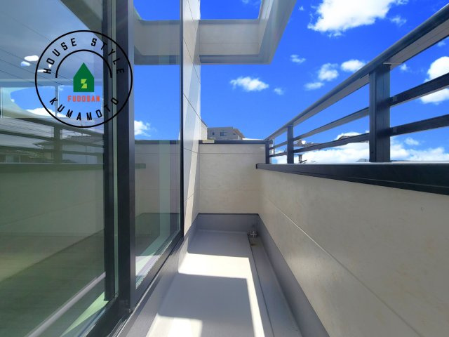 熊本市中央区出水5丁目第2-2棟（2号棟）　のバルコニー|風をしっかりと感じられるバルコニーでは、毎日が洗濯日和です。広々としているので洗濯も楽しくなるでしょうし、気分転換にバルコニーからの眺めを楽しむのもいいでしょう。