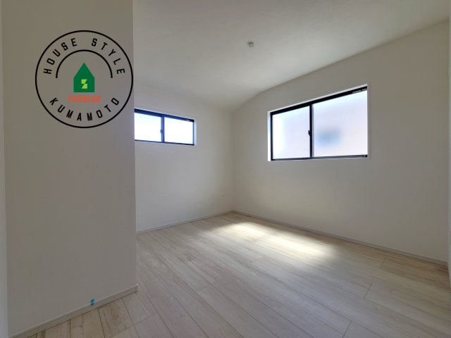 熊本市中央区出水5丁目第2-2棟（2号棟）　の洋室|採光良好な洋室は全居室、複層ガラスの遮熱効果と断熱効果で、一年中快適に過ごせます。